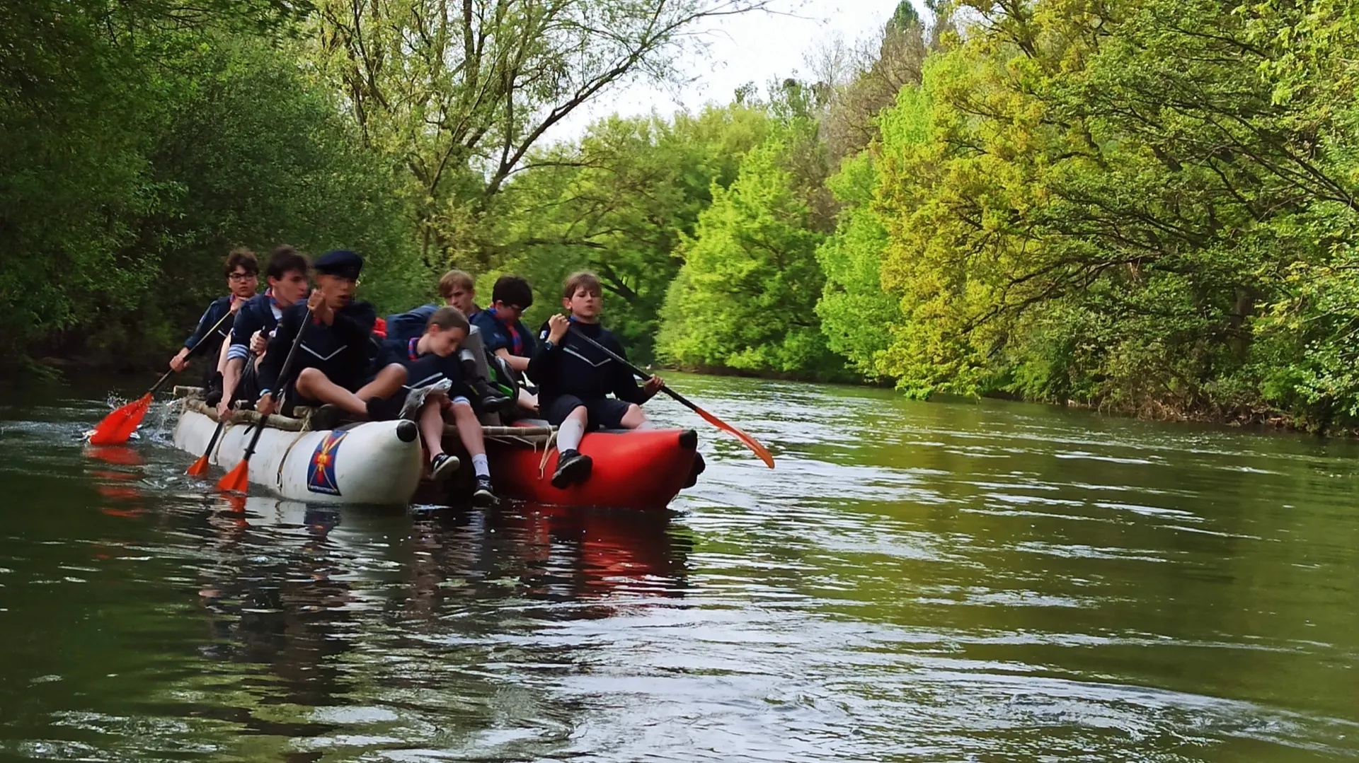 Jeunes des Scouts d'Europe en activité au camp du groupe Sainte-Geneviève de Boulogne-Billancourt
